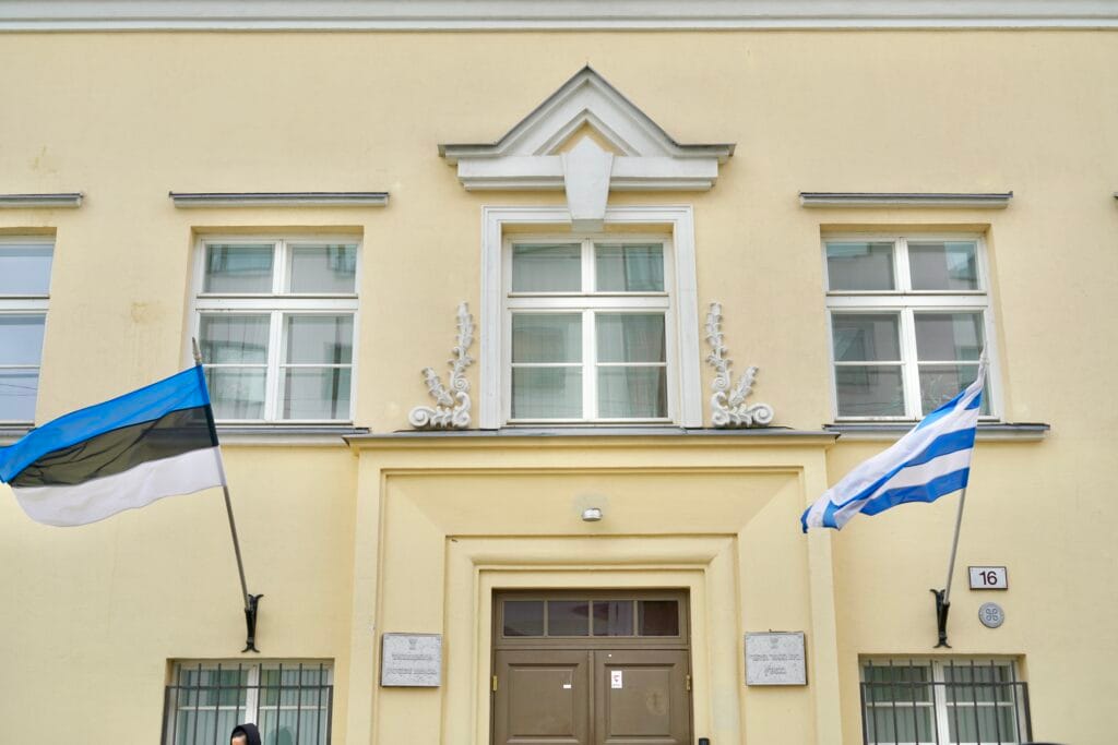 Tallinna Juudi Kooli fassaad Karu tänaval Eesti ja Tallinna lipuga.